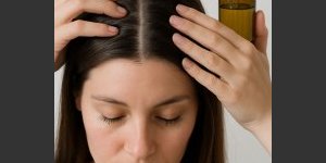 Huile de jojoba et équilibre de cuirs chevelus gras